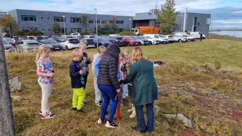 5.bekkur og umhverfisráð gróðursetja birkitré frá Yrkjusjóði